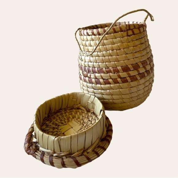 Hand-Woven Sweetgrass Basket with Lid and Handle - Picture 3 of 8